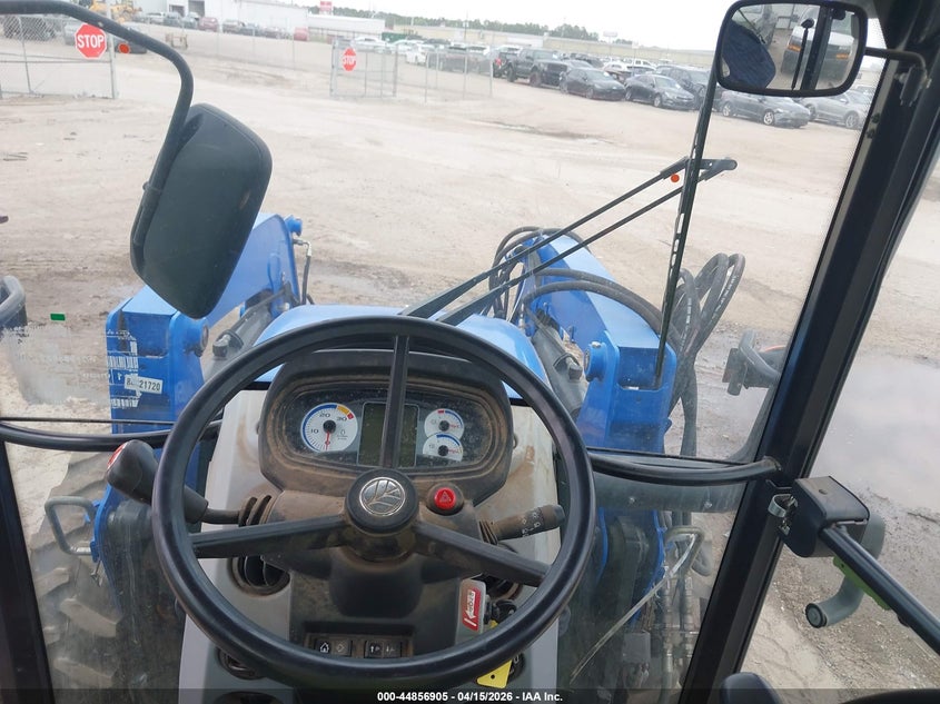 2017 NEW HOLLAND TRACTOR auction photo 5