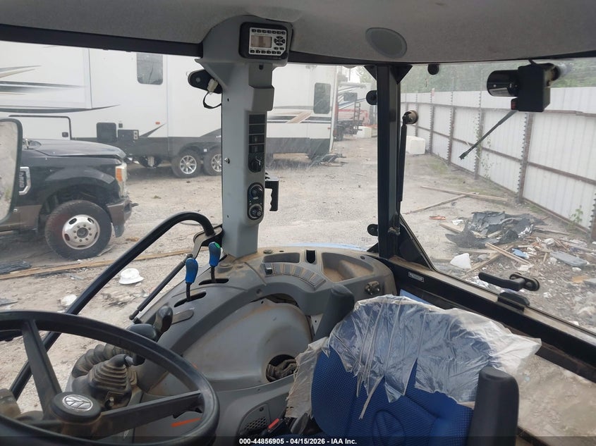 2017 NEW HOLLAND TRACTOR auction photo 8