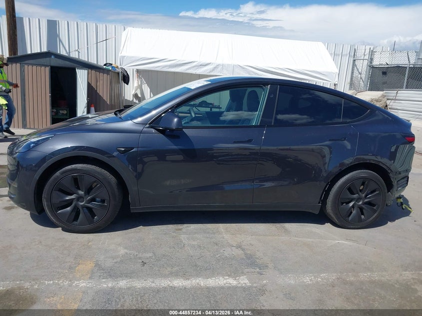 2025 Tesla Model y Long Range Dual Motor All-Wheel Drive grey Lot 111044857234 Vin 7SAYGAEE4SF273376
