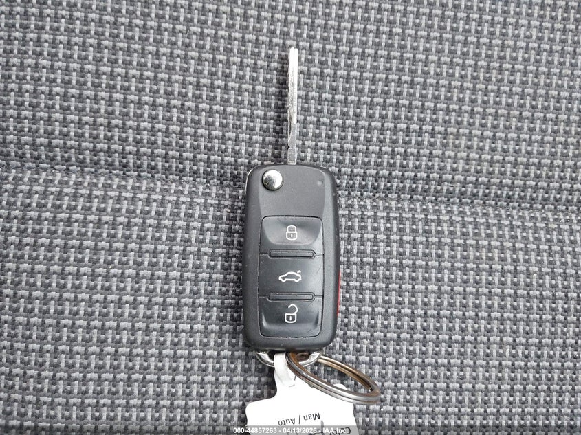 2019 Volkswagen Beetle 2.0T Final Edition Se/2.0T Final Edition Sel/2.0T S VIN: 3VWFD7AT1KM715849 Lot: 44857263