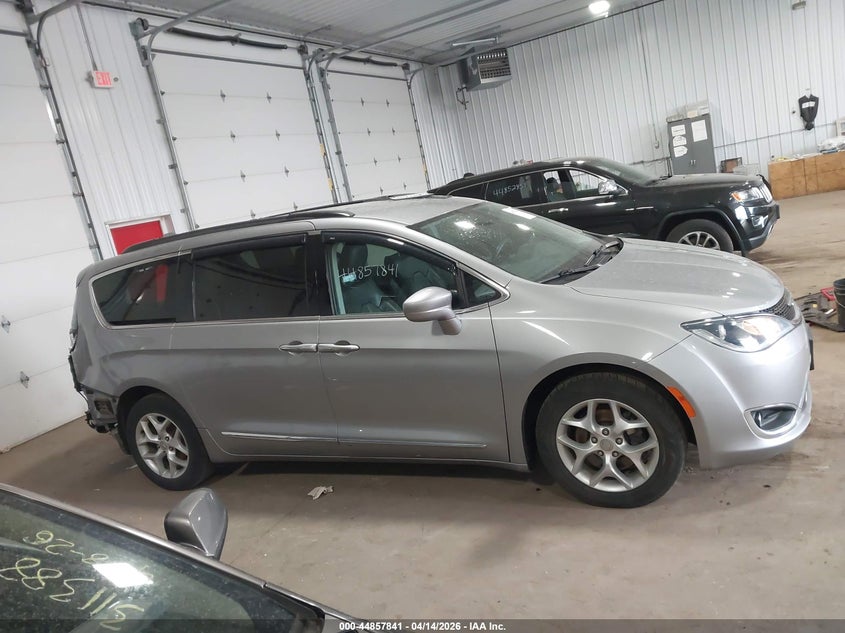 2C4RC1BG7HR565720 2017 Chrysler Pacifica 3.6 Touring-L silver