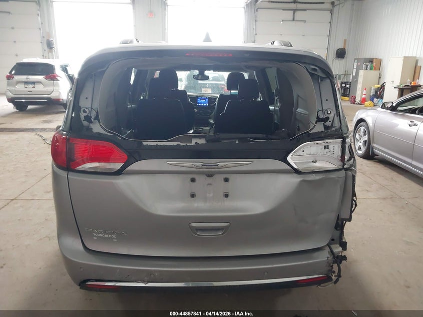 2C4RC1BG7HR565720 2017 Chrysler Pacifica 3.6 Touring-L silver