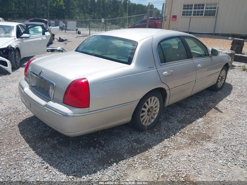 2003 Lincoln Town Car Signature