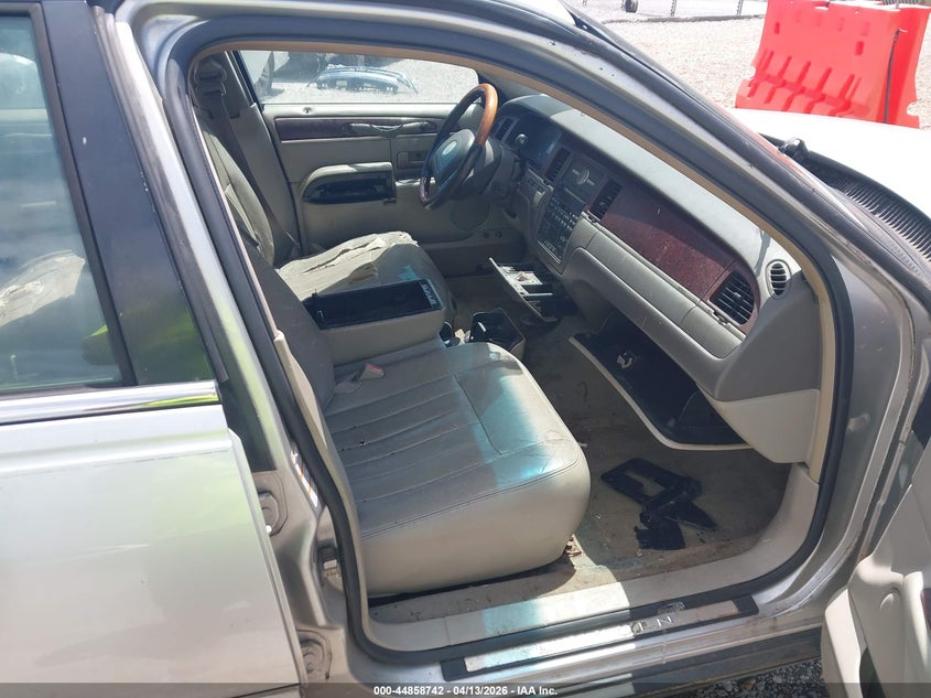 2003 Lincoln Town Car Signature