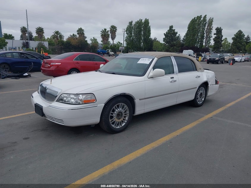 2010 Lincoln Town Car Signature Limited