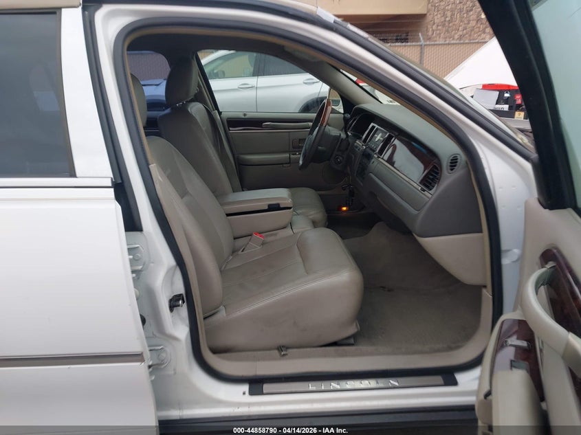 2010 Lincoln Town Car Signature Limited