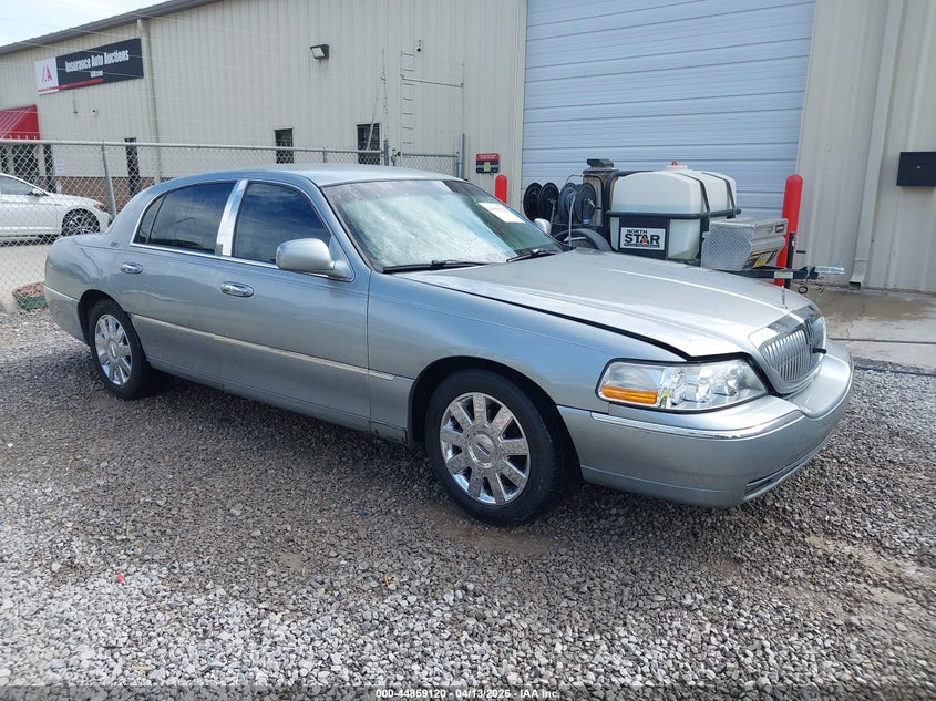 2006 Lincoln Town Car Signature Limited