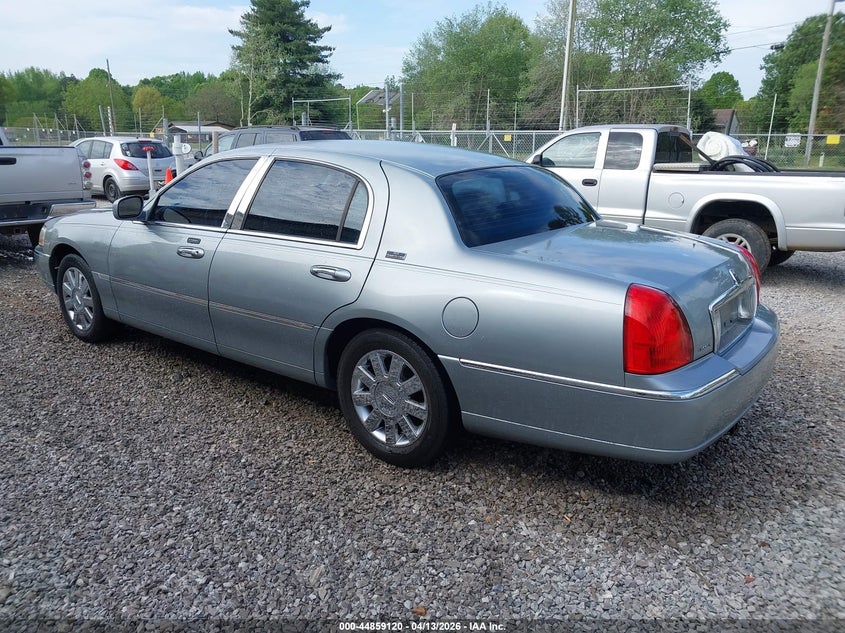 2006 Lincoln Town Car Signature Limited