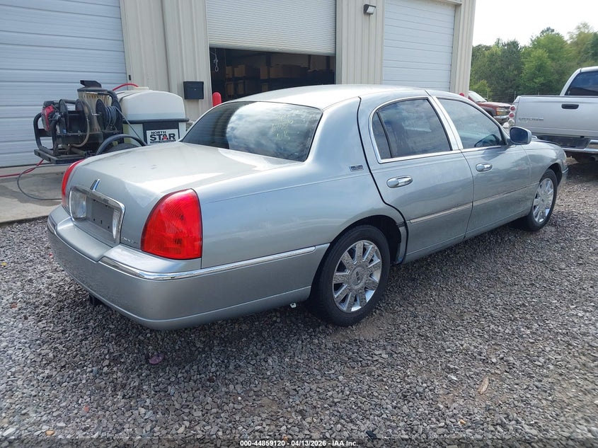 2006 Lincoln Town Car Signature Limited