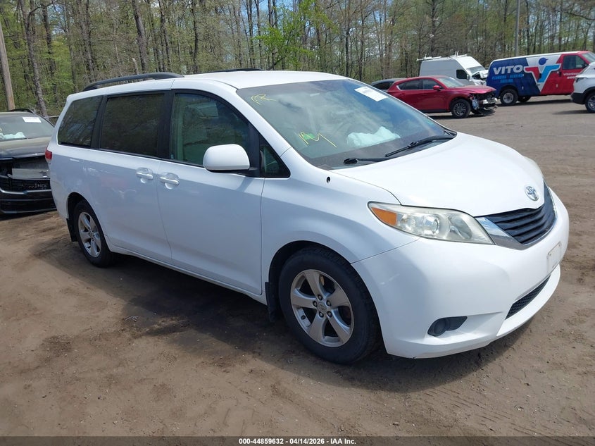 2013 Toyota Sienna Le V6 8 Passenger