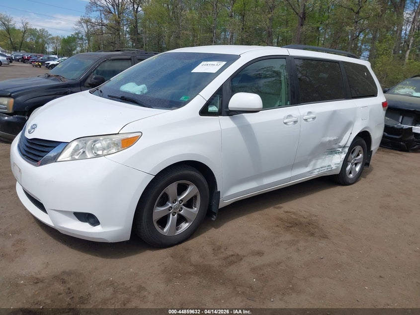 2013 Toyota Sienna Le V6 8 Passenger