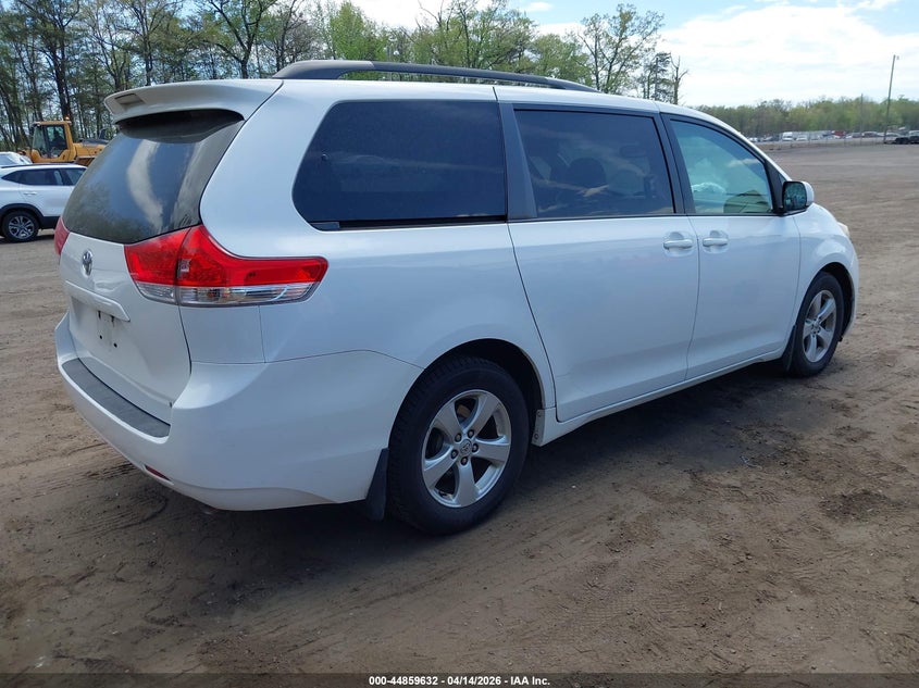 2013 Toyota Sienna Le V6 8 Passenger