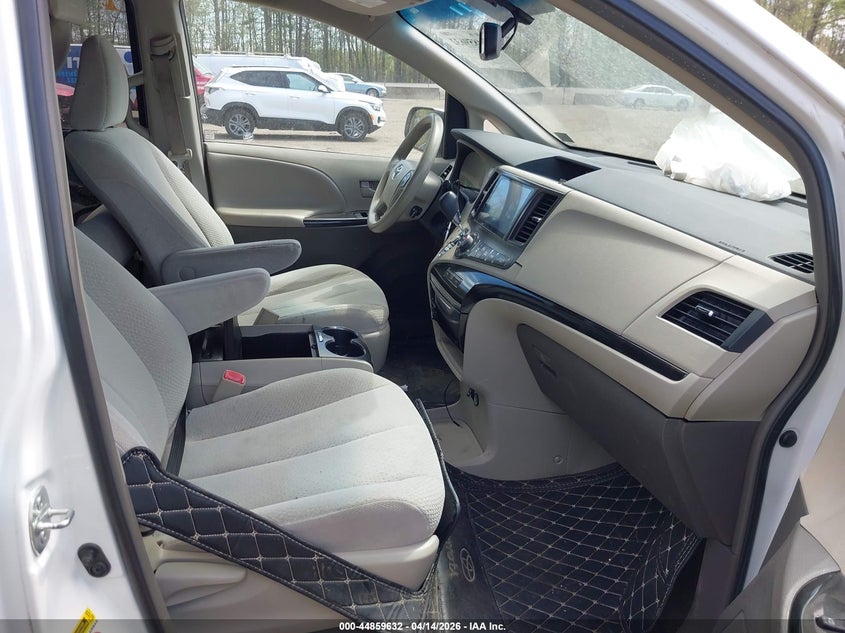 2013 Toyota Sienna Le V6 8 Passenger