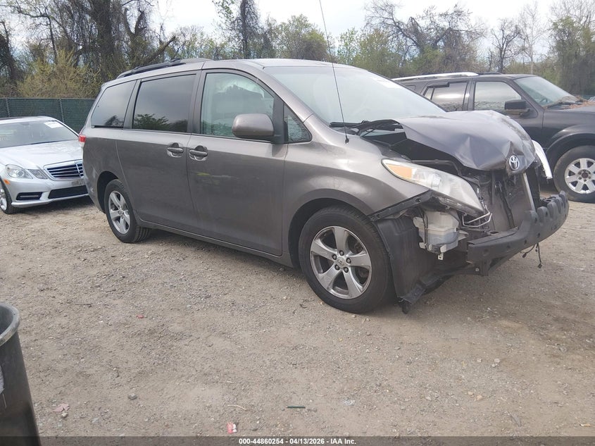 2012 Toyota Sienna Le V6 8 Passenger