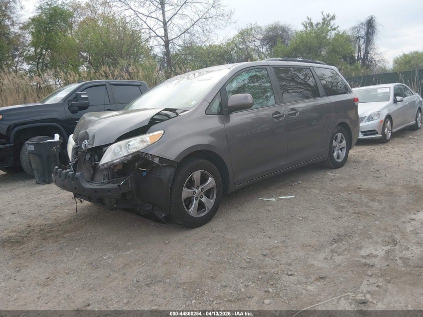 2012 Toyota Sienna Le V6 8 Passenger