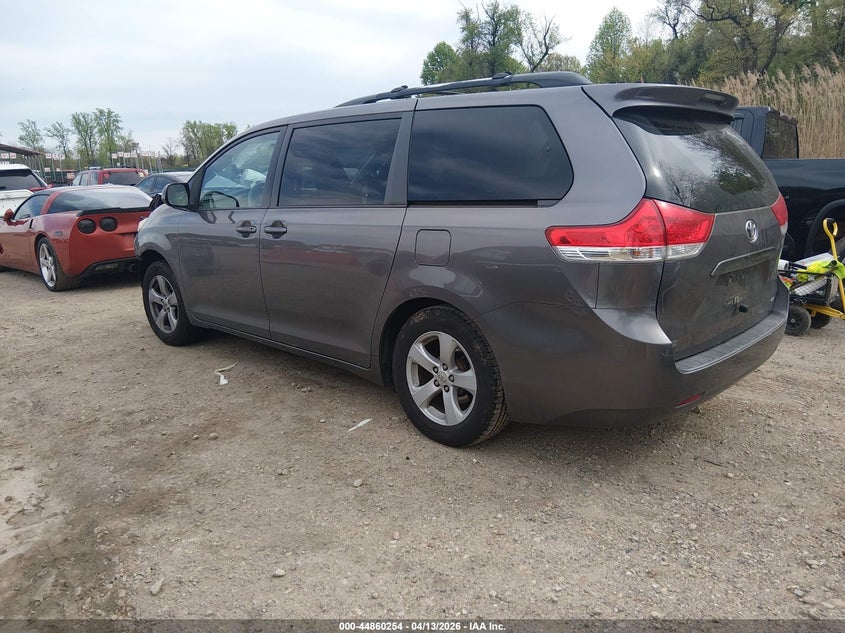 2012 Toyota Sienna Le V6 8 Passenger