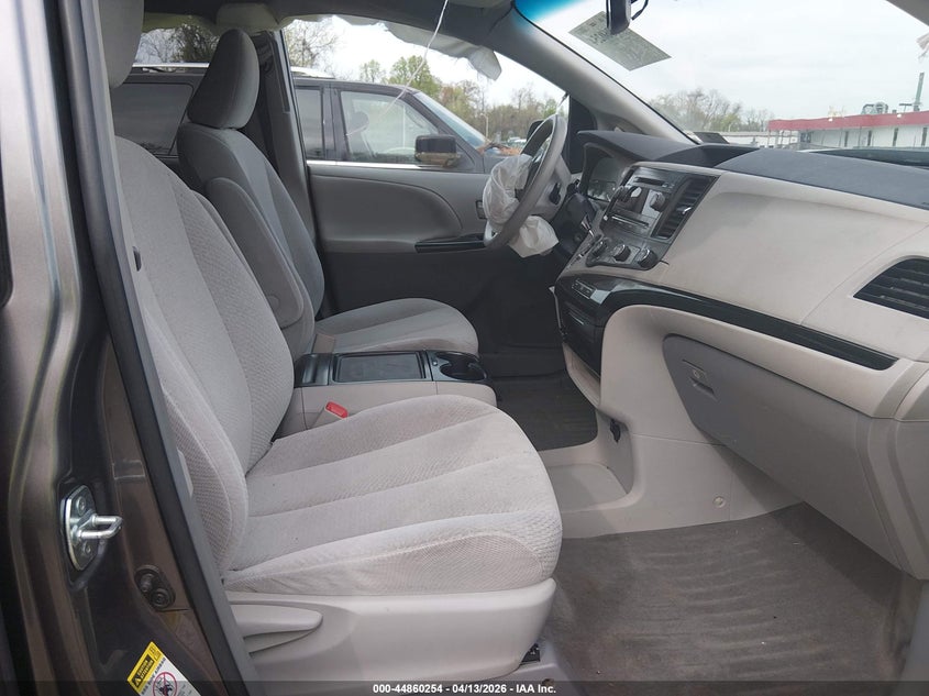 2012 Toyota Sienna Le V6 8 Passenger