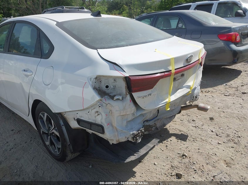 3KPF24AD7KE035559 2019 Kia Forte 2.0 Lxs white