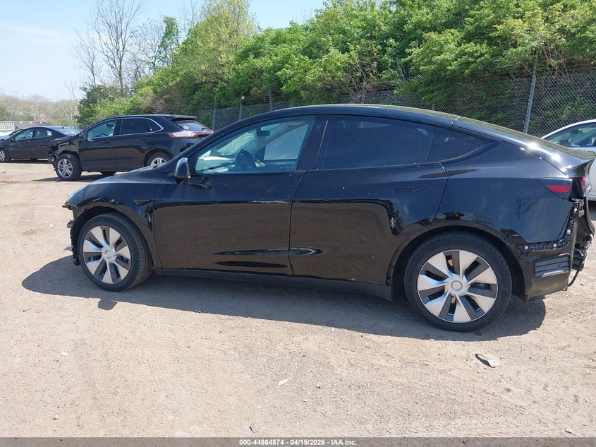 2022 Tesla Model Y Long Range Dual Motor All-Wheel Drive VIN: 7SAYGAEE4NF388757 Lot: 44864574