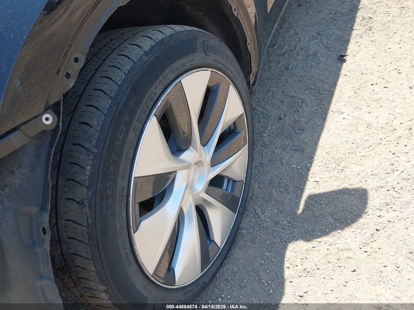 2022 Tesla Model Y Long Range Dual Motor All-Wheel Drive VIN: 7SAYGAEE4NF388757 Lot: 44864574