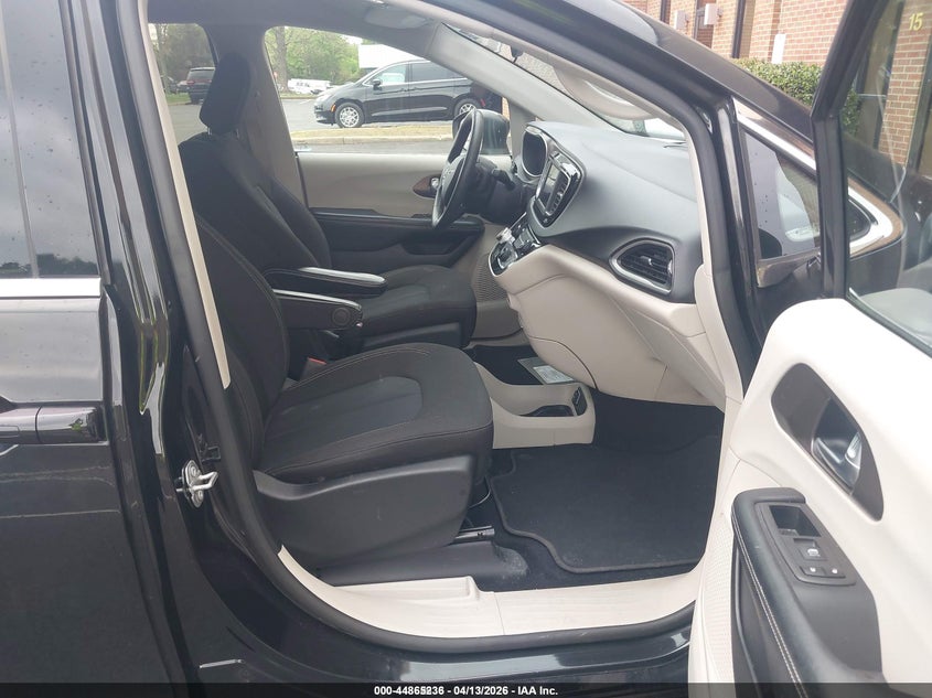 2020 Chrysler Voyager Lx