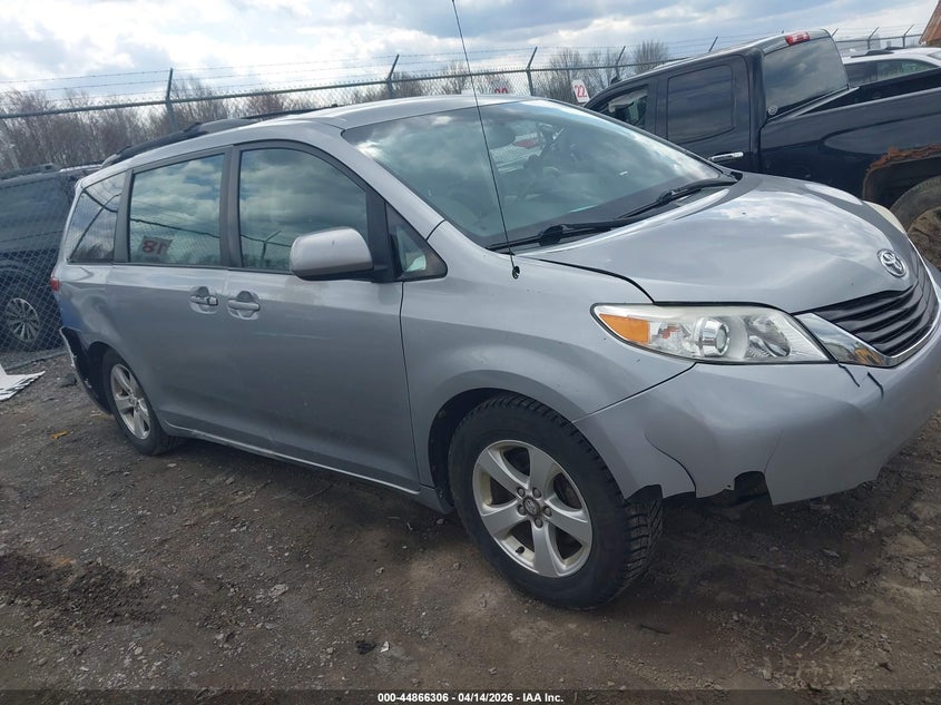 2012 Toyota Sienna Le V6 8 Passenger