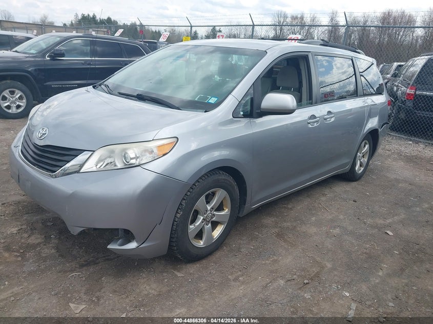2012 Toyota Sienna Le V6 8 Passenger