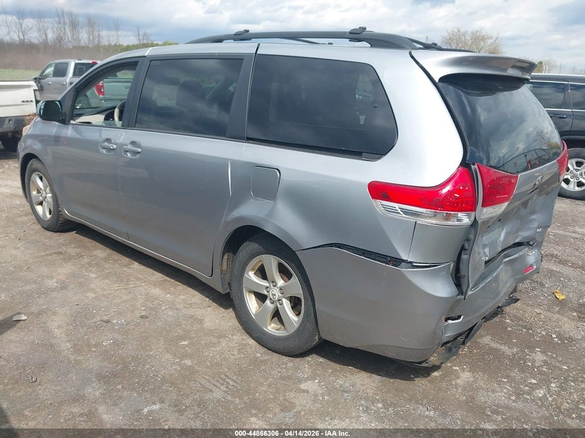 2012 Toyota Sienna Le V6 8 Passenger