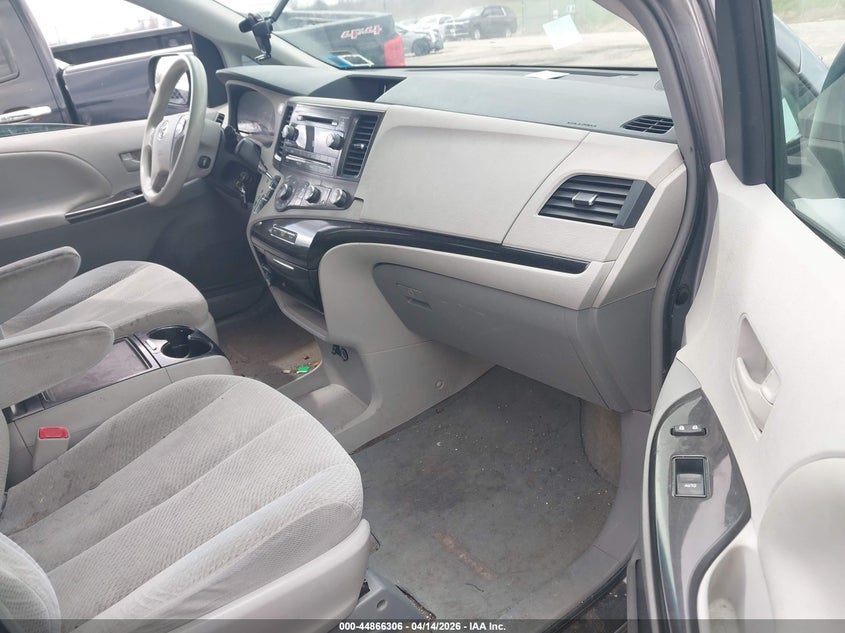 2012 Toyota Sienna Le V6 8 Passenger