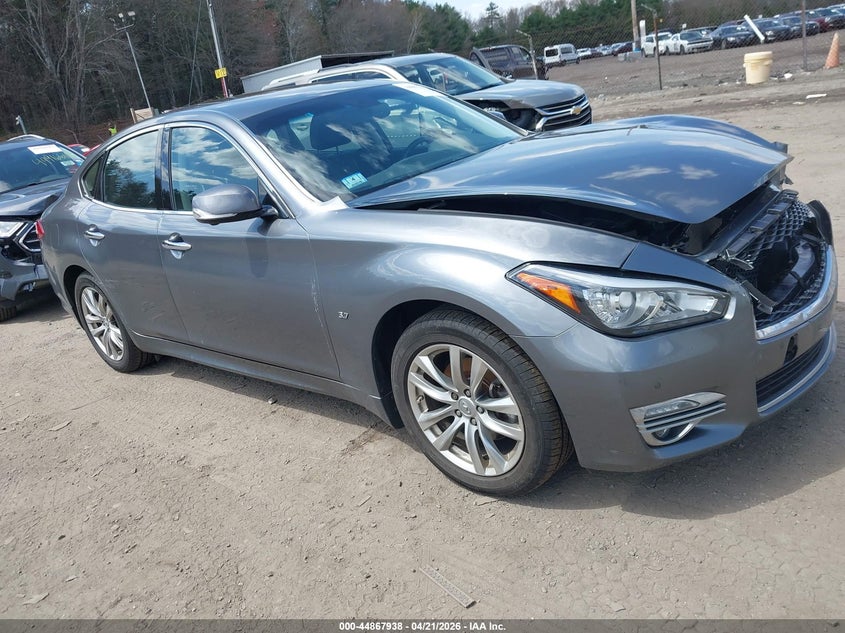 2018 INFINITI Q70 3.7X LUXE