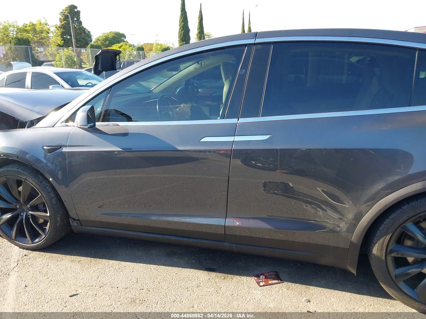 2018 Tesla Model X 100D/75D/P100D VIN: 5YJXCAE21JF087674 Lot: 44868952