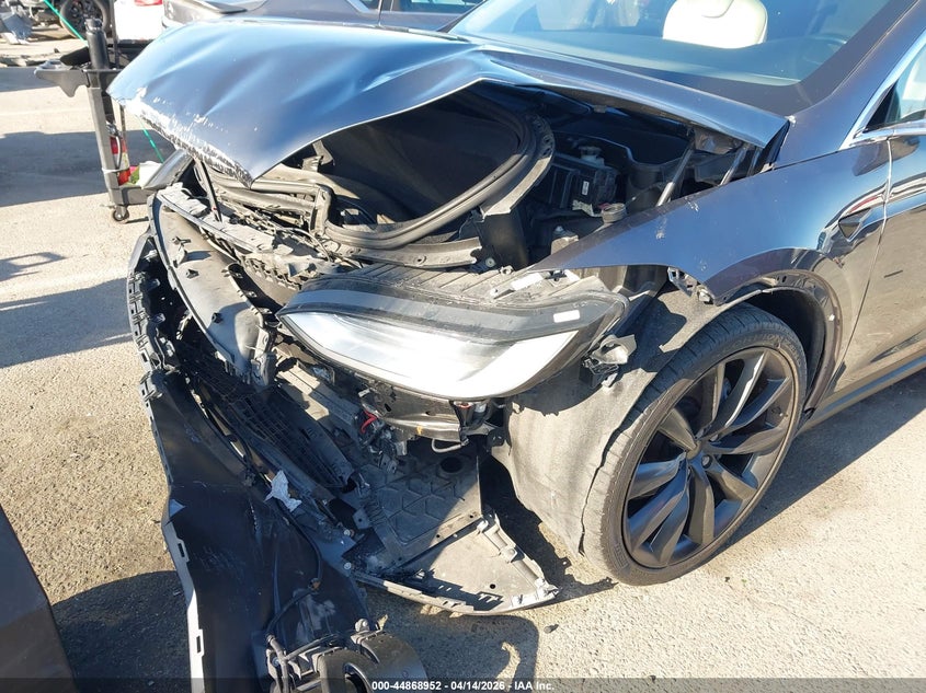 2018 Tesla Model X 100D/75D/P100D VIN: 5YJXCAE21JF087674 Lot: 44868952