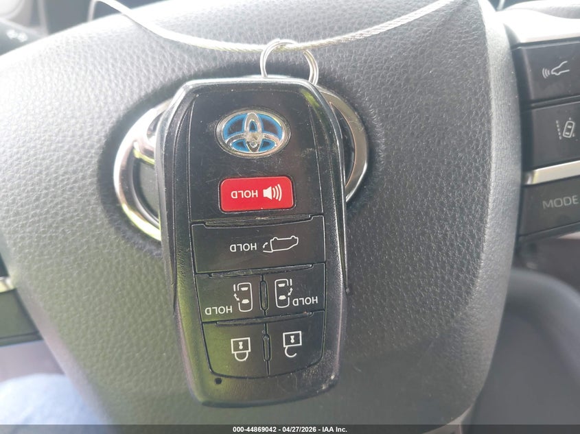 VIN 5TDYRKEC7PS147463 2023 TOYOTA SIENNA XLE