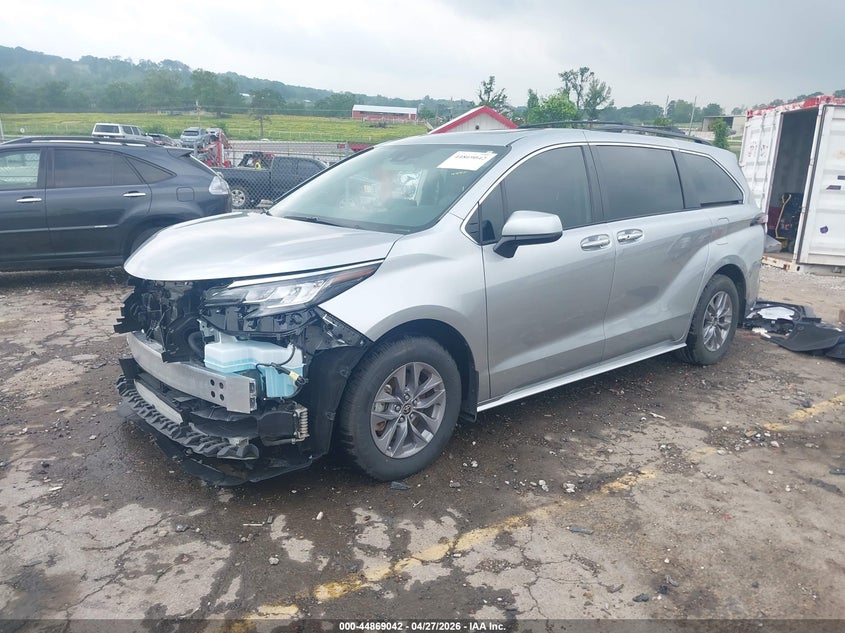 VIN 5TDYRKEC7PS147463 2023 TOYOTA SIENNA XLE