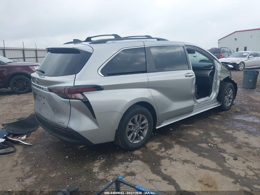 VIN 5TDYRKEC7PS147463 2023 TOYOTA SIENNA XLE