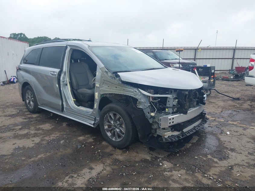 VIN 5TDYRKEC7PS147463 2023 TOYOTA SIENNA XLE