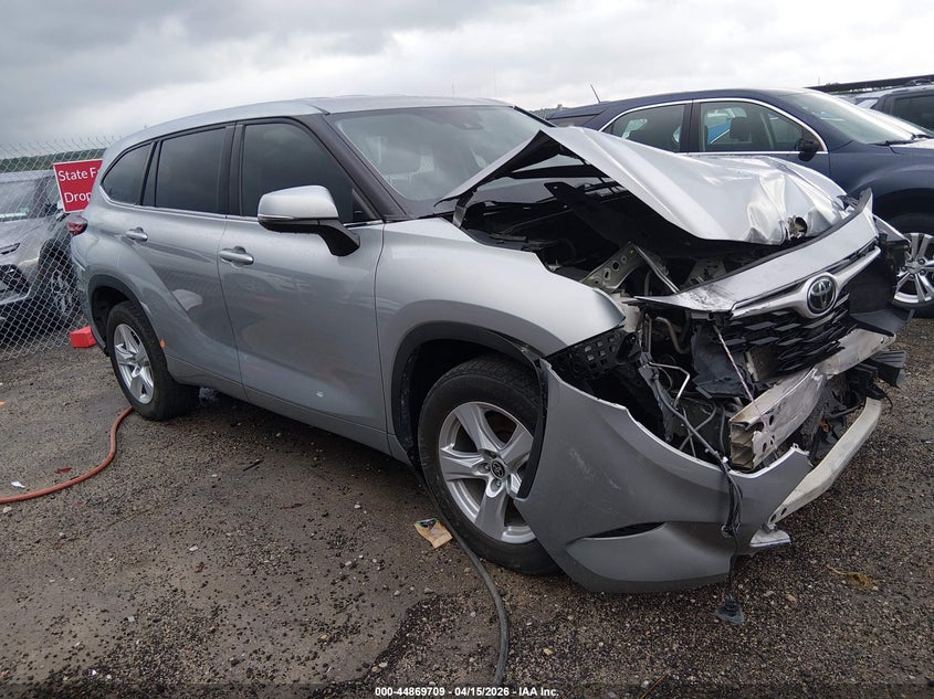 2022 TOYOTA HIGHLANDER LE
