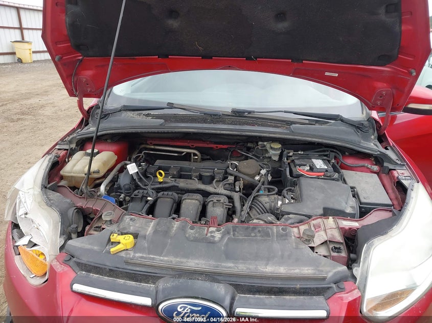 1FAHP3M21CL268589 2012 Ford Focus 2.0 Sel red