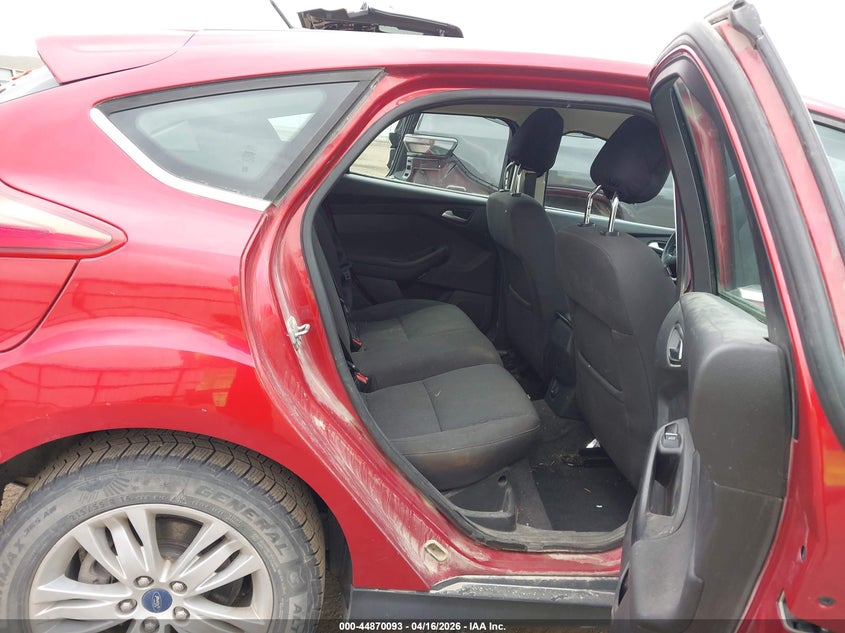 1FAHP3M21CL268589 2012 Ford Focus 2.0 Sel red