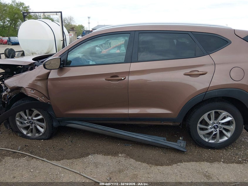 2017 Hyundai Tucson 2.0 Se brown Lot 111044871112 Vin KM8J3CA40HU302001