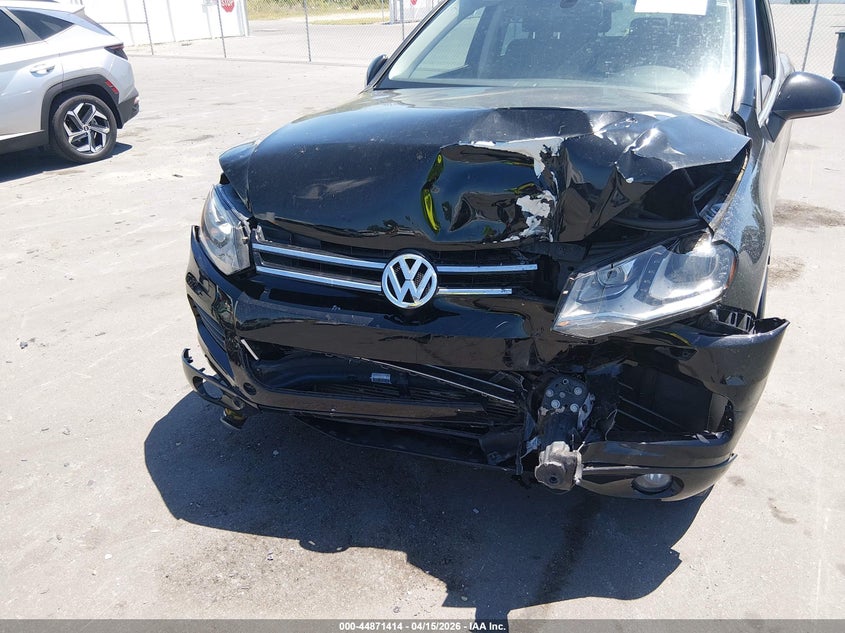 2014 Volkswagen Touareg 3.6L Sport VIN: WVGEF9BP2ED001133 Lot: 44871414