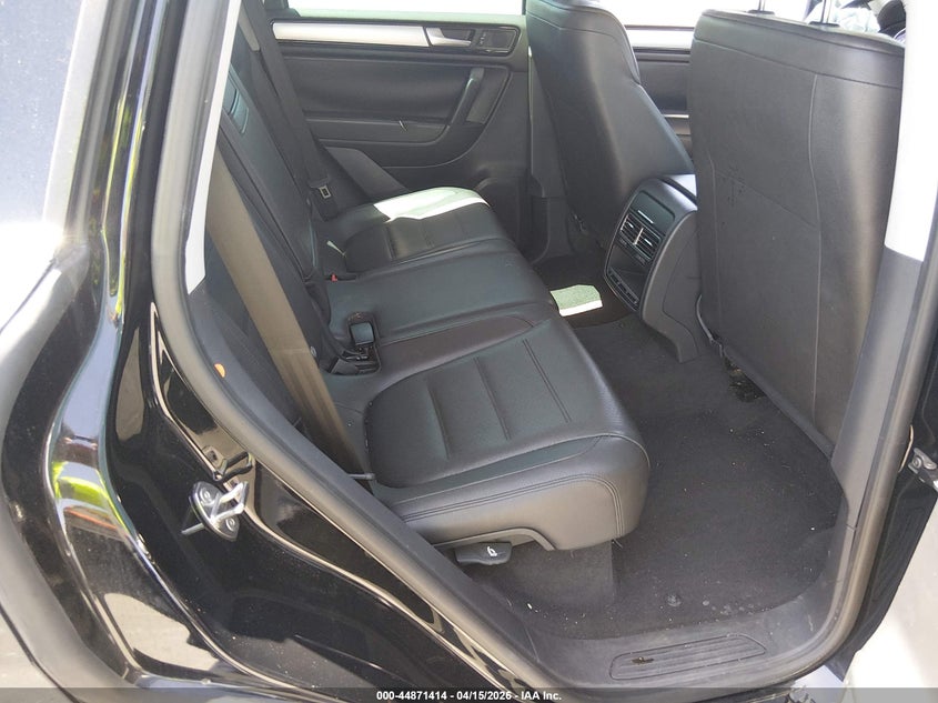 2014 Volkswagen Touareg 3.6L Sport VIN: WVGEF9BP2ED001133 Lot: 44871414