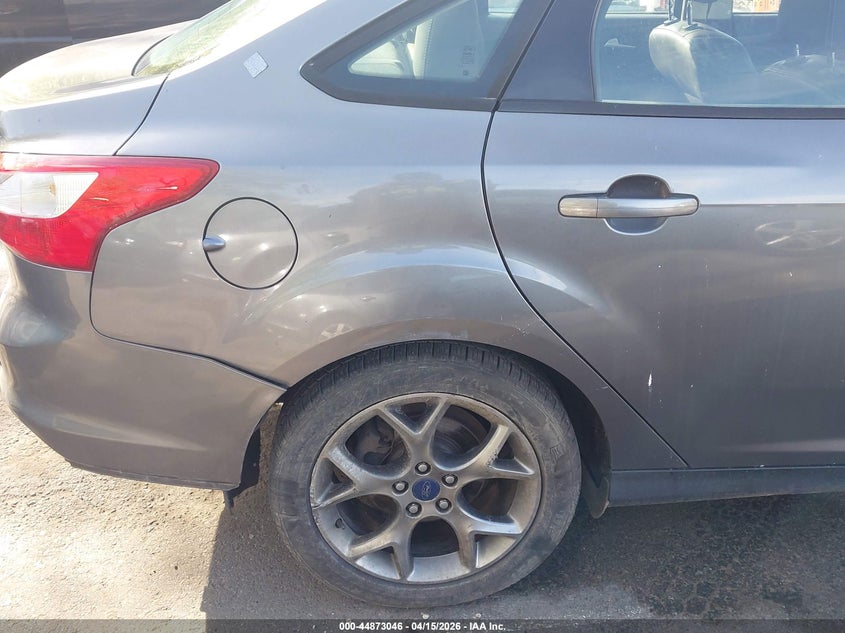 1FADP3F24EL417169 2014 Ford Focus 2.0 Se silver