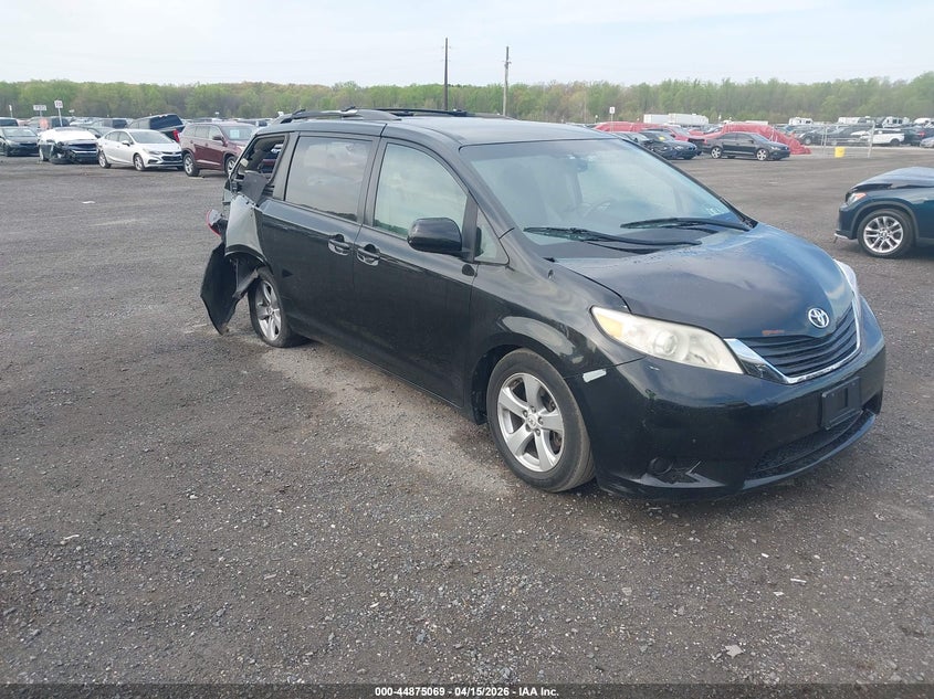 2013 Toyota Sienna Le V6 8 Passenger
