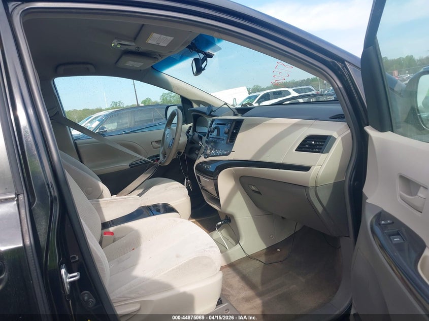 2013 Toyota Sienna Le V6 8 Passenger