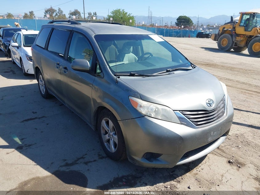 2014 Toyota Sienna Le V6 8 Passenger