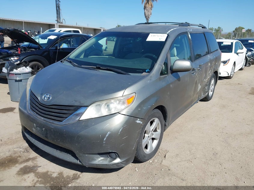 2014 Toyota Sienna Le V6 8 Passenger