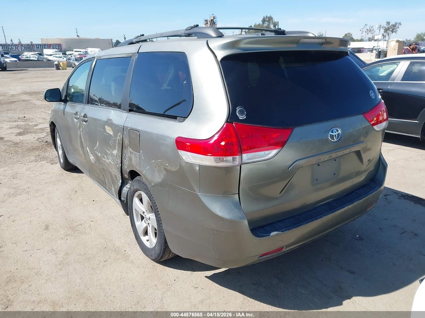 2014 Toyota Sienna Le V6 8 Passenger