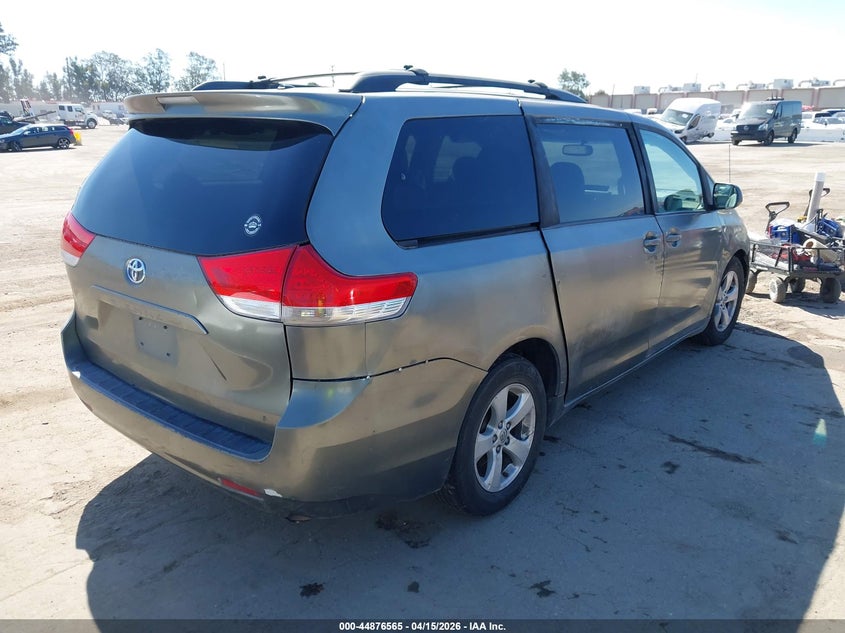 2014 Toyota Sienna Le V6 8 Passenger