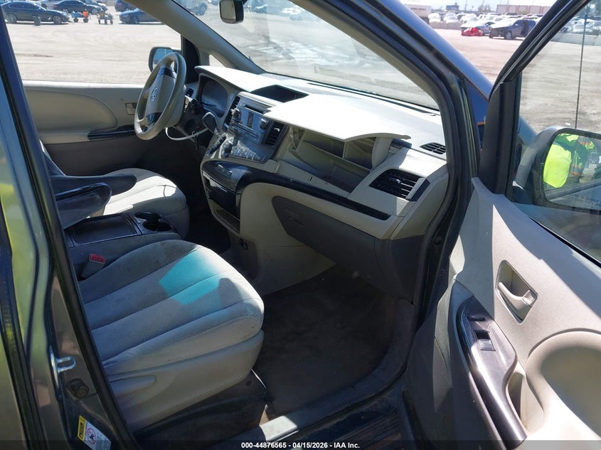 2014 Toyota Sienna Le V6 8 Passenger